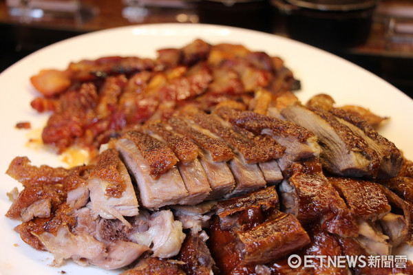 ▲文华Cafe晚间也推Buffet 鲍鱼、螃蟹及带骨肋眼牛排吃到饱。(图/记者黄士原摄)