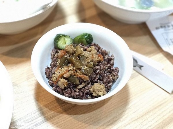 ▲台南林百货旁和兴号鲜鱼汤。（图／爱比妞提供）