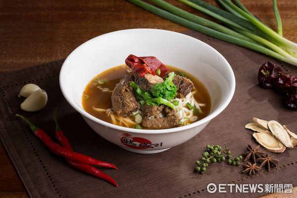 ▲%及?熟成21牛肉新品，川味椒香牛肉面与极致川味椒香精华牛肉。（图／美福国际提供)
