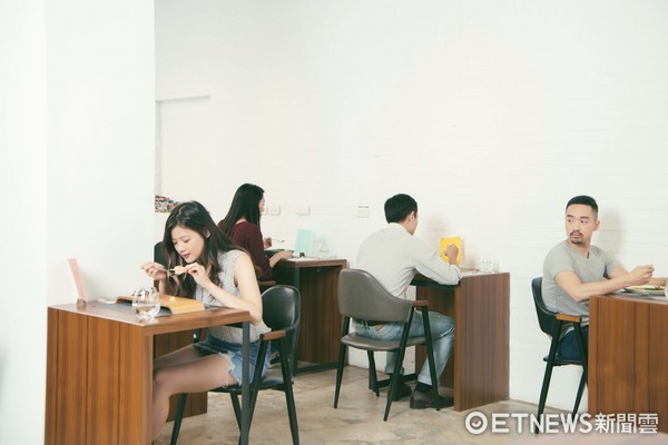 ▲专为一个人设计的餐饮空间《table for ONE 一人餐桌》。(图／警喜制造 Surprise Lab.提供)