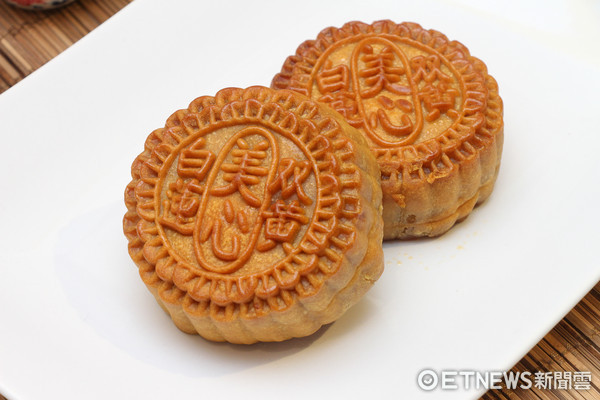 ▲%济佬脑卤? 双黄白莲蓉月饼 ，漫威卡漫月饼系列。（图／记者黄士原摄）