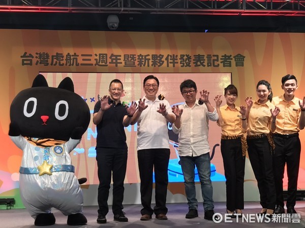 ▲台湾虎航开航三周年,台湾虎航董事长张鸿钟宣布台湾虎航加入新伙伴宇宙探险家Kuroro。(图/记者赖文萱摄)
