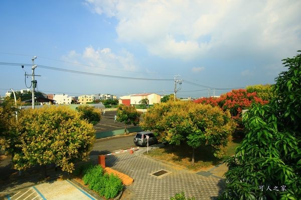 ▲嘉义新港艺术高中空中彩虹跑道。（图／可人之家提供）