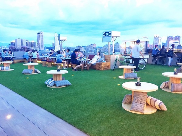 ▲英迪格高空酒吧。（图／高雄中央公园英迪格酒店提供）