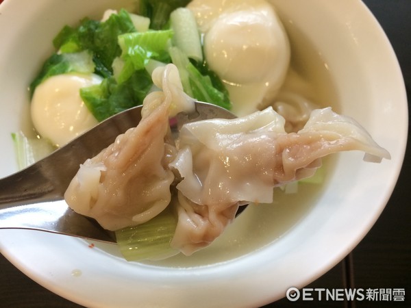 神级馄饨复活！在地人感动：左营市场虽拆了但怀旧美食永流传。（图／记者廖明慧摄）