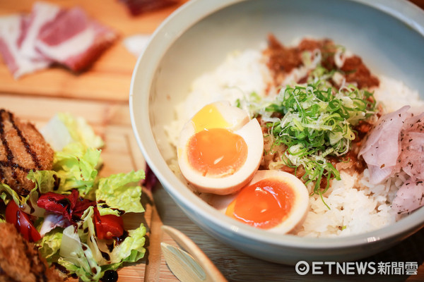 ▲肉R&Ograve;U餐厅美食介绍。（图／记者林世文摄）