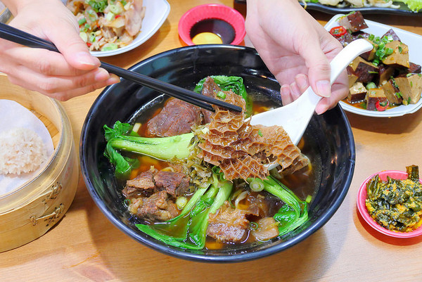 ▲台中大四喜牛肉面东海夜市 。（图／橘子狗爱吃糖提供）