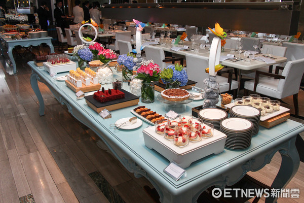 ▲文华Cafe晚间也推Buffet 鲍鱼、螃蟹及带骨肋眼牛排吃到饱。(图/记者黄士原摄)