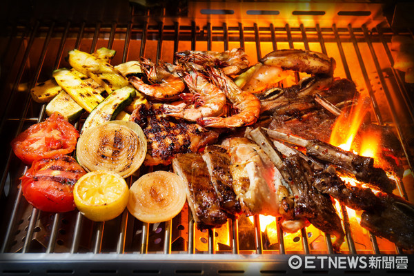 ▲%继ū本?镁频昝heers欢饮廊中秋露台BBQ派对。（图／台北君悦酒店提供)