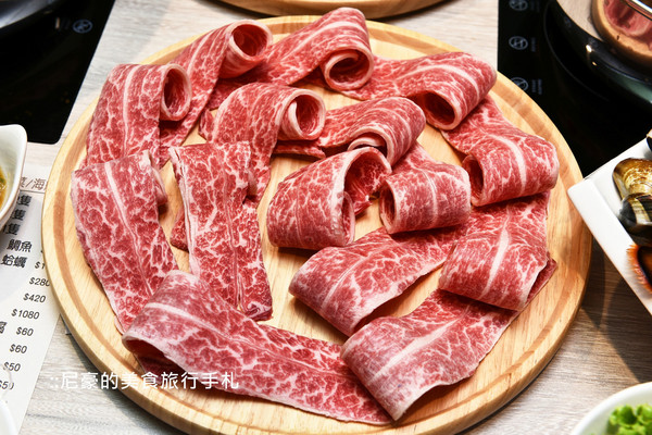 ▲台北藤集火锅大分量顶级肉品新鲜海鲜。（图／尼豪提供）