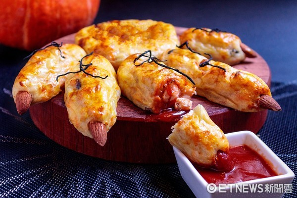 ▲美威鲑鱼厨房10月推出万圣节料理课程。（图／美威鲑鱼提供)酥皮棺木内有鲑鱼飘飘、鲑鱼木乃伊葱油饼、鲑鱼怪兽手指、鲑鱼南瓜咖喱惊魂夜。