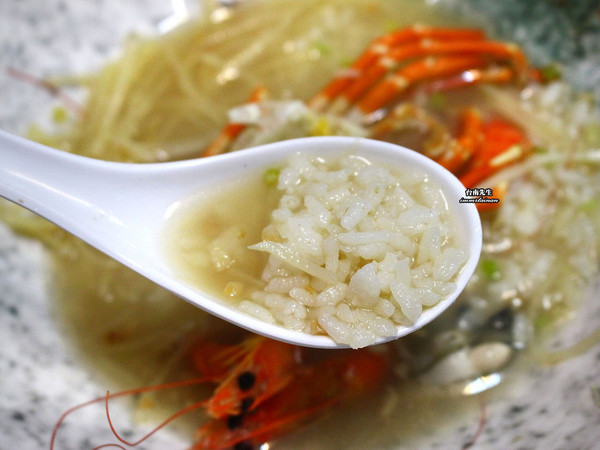 ▲台南一允堂海鲜粥，满满新鲜海鲜配料。（图／台南先生提供）