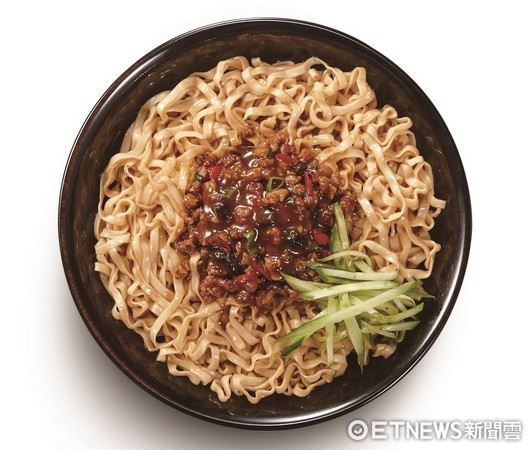 ▲阿舍干面“究酱拌面”，豆瓣老酱口味。（图／微风集团提供)