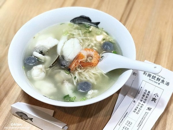 ▲台南林百货旁和兴号鲜鱼汤。（图／爱比妞提供）