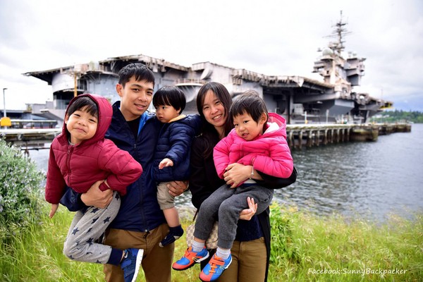 赖启文和赖玉婷夫妇带着三个小孩环游世界。（图／Sunny 背包流浪记提供）