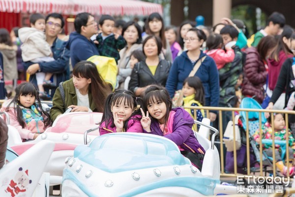旋转飞机,游乐场,亲子同乐（图／记者林世文摄）