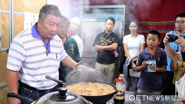 花莲市阮弼真君文化祭第一梯次美食教学在阮弼真君庙举办，民意里长颜春有等人教台湾观光学院的学生做猪肉饭、姜茶面，让大陈独特的美食不致失传。（图／花莲市公所提供）