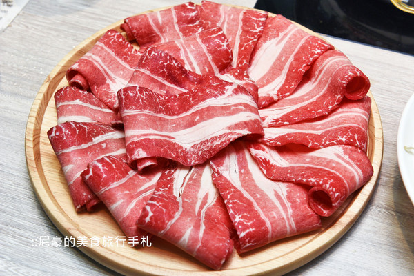 ▲台北藤集火锅大分量顶级肉品新鲜海鲜。（图／尼豪提供）
