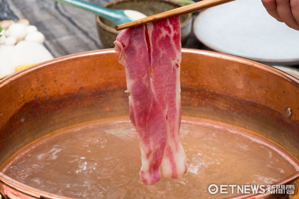▲但马家涮涮锅的牛肉轻轻涮过就可以食用了！ 。（图／记者黄士原摄）