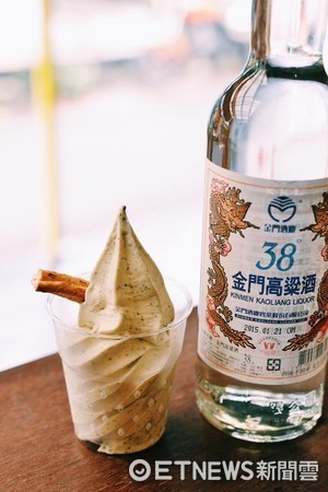▲金门38度高梁酒搭配铁观音茶组合而成，没有高粱的?味，淡淡的高粱味巧妙的隐藏在浓郁的茶香中。（图／翻摄自白胡子Milk Beard粉丝专页）