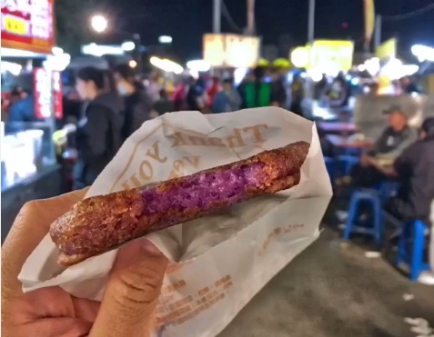 ▲彰化精诚夜市紫山药饼。（图／翻摄影片自网友两个男孩日常食记，请勿随意翻拍，以免侵权。）