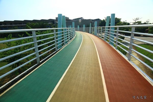 ▲嘉义新港艺术高中空中彩虹跑道。（图／可人之家提供）