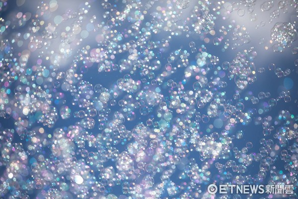▲%己８鄢呛Ｔ舜笙寐短旃愠≈械拇5部泡泡机发放泡泡　海港城“Bubble Up”公共艺术表演。（图／海港城提供）