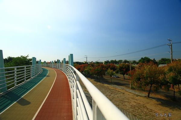 ▲嘉义新港艺术高中空中彩虹跑道。（图／可人之家提供）