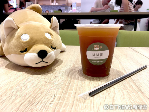 ▲外带杯也有柴犬造型杯身，店内还有柴犬娃娃可以拍照打卡。（图／记者张舒芸摄）