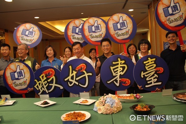 台东县政府举办主厨邀您吃好虾记者会，型男大主厨郭主义推荐大又新鲜的台东白虾。（图／台东县政府提供）
