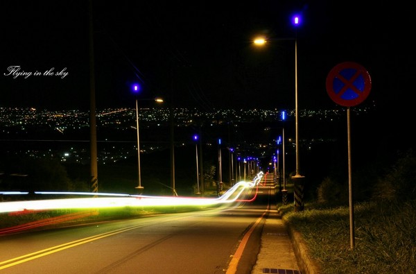 绝美夜景！台中“蓝色公路”空拍照串成蓝宝石金项链