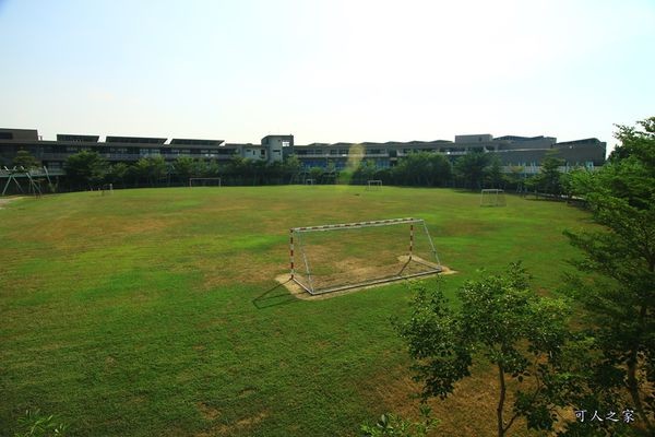 ▲嘉义新港艺术高中空中彩虹跑道。（图／可人之家提供）