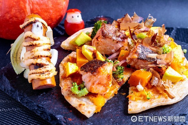 ▲美威鲑鱼厨房10月推出万圣节料理课程。（图／美威鲑鱼提供)酥皮棺木内有鲑鱼飘飘、鲑鱼木乃伊葱油饼、鲑鱼怪兽手指、鲑鱼南瓜咖喱惊魂夜。