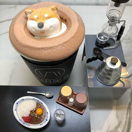 ▲雨田先生手冲饮品的部长鲜奶茶，有可爱的柴犬棉花糖。（图／取自雨田先生手冲饮品脸书)