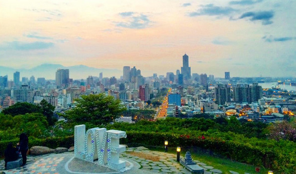 高雄市忠烈祠 love景点(图/网友cecilyyy8572提供,请勿随意翻拍,以免侵权。)