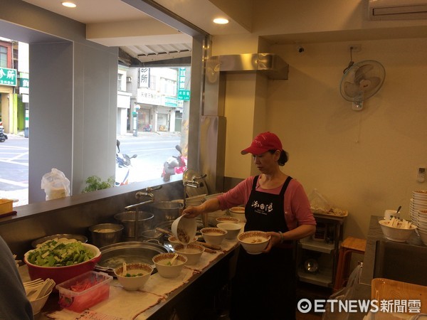神级馄饨复活！在地人感动：左营市场虽拆了但怀旧美食永流传。（图／记者廖明慧摄）