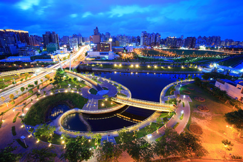 ▲高雄爱河之心夜景。(图/由中华民国交通部观光局提供,摄影师:吴志学)仅做景点正面报导使用,不可有负面使用。