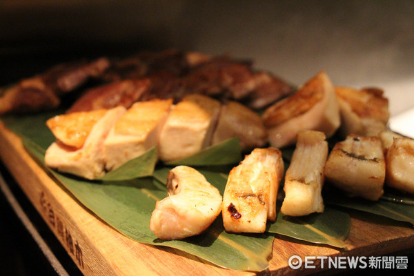 ▲文华Cafe晚间也推Buffet 鲍鱼、螃蟹及带骨肋眼牛排吃到饱。(图/记者黄士原摄)