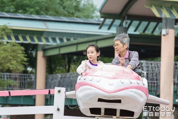 旋转飞机,游乐场,亲子同乐（图／记者林世文摄）