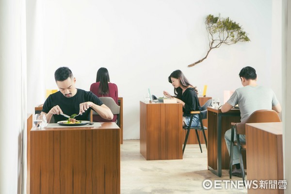 ▲专为一个人设计的餐饮空间《table for ONE 一人餐桌》。(图／警喜制造 Surprise Lab.提供)
