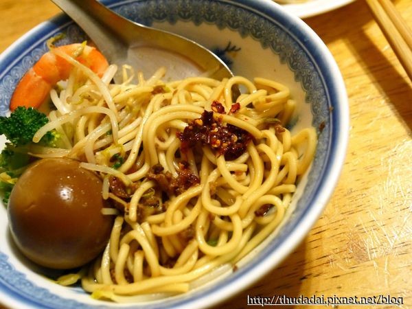 江川肉燥饭、候夜担仔面。（图／三高Sir）