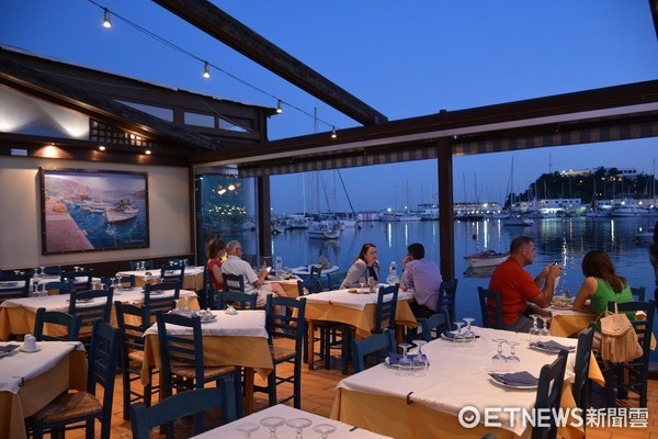 ▲希腊雅典小渔港Mikrolimano，4 brothers restaurant。（图／记者李姿仪摄）