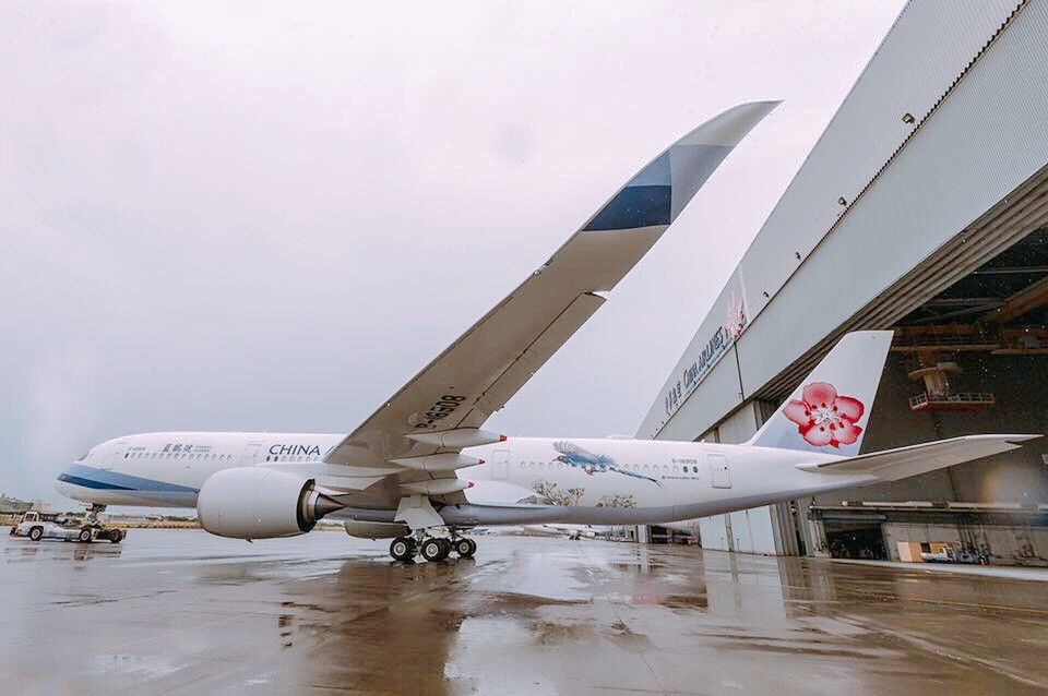 ▲华航A350蓝鹊号彩绘机执飞温哥华航线。（图／华航提供）