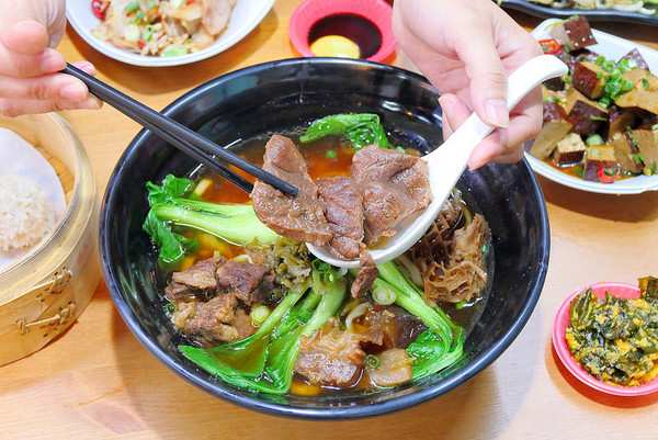 ▲台中大四喜牛肉面东海夜市 。（图／橘子狗爱吃糖提供）