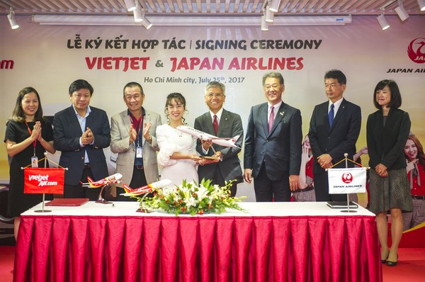 ▲越捷航空与日本航空签署合作协议。（图／越捷航空提供）