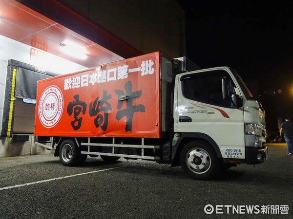 ▲干杯集团,A5最高等级日本宫崎牛薄切沙朗寿喜烧。首批登台日本宫崎牛冷藏物流车(图/干杯集团提供)