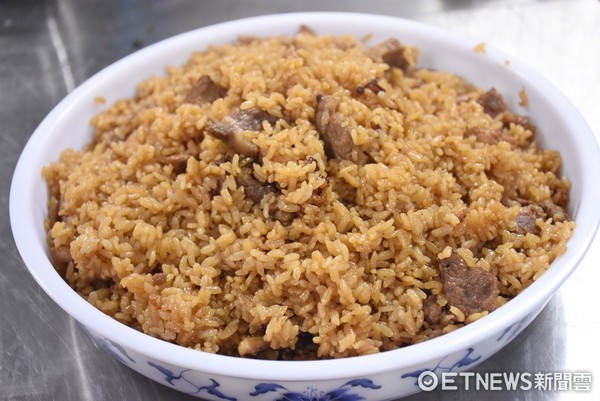 花莲市阮弼真君文化祭第一梯次美食教学在阮弼真君庙举办，民意里长颜春有等人教台湾观光学院的学生做猪肉饭、姜茶面，让大陈独特的美食不致失传。（图／花莲市公所提供）