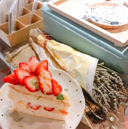 屋子里有甜点的冬季限定草莓卡士达蛋糕。（图／IG@ka.03y提供。）