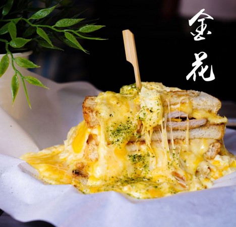 ▲金花碳烤吐司专卖“给我壁咚”。（图／IG@meidin_foodie提供，请勿任意翻摄以免侵权）