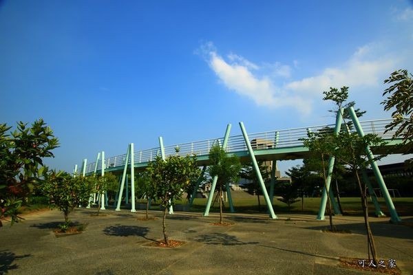▲嘉义新港艺术高中空中彩虹跑道。（图／可人之家提供）